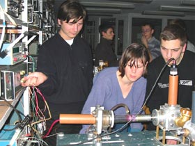 Учащиеся ФМШ на занятиях в лаборатории