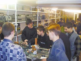 Студенты мледших курсов ФФ НГУ на занятиях по плазменным технологиям